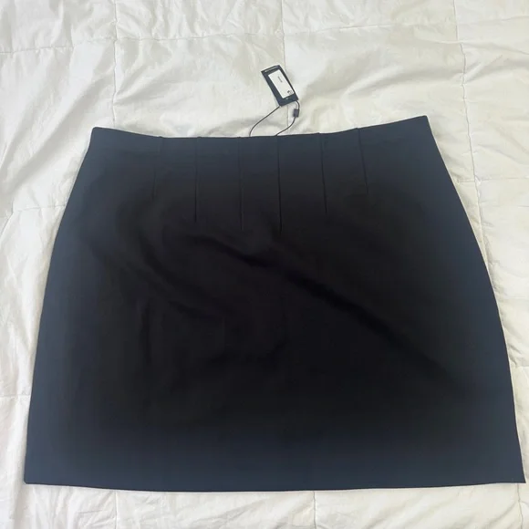 Express Elegant Black Mini Skirt - Picture 3 of 3
